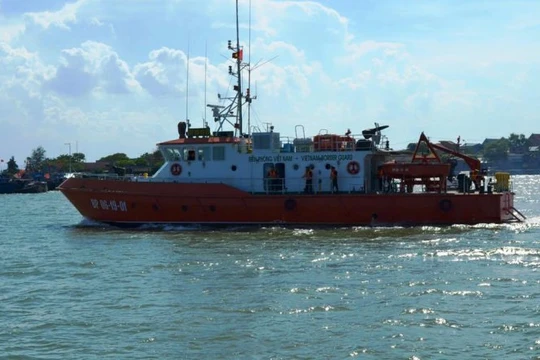 Tàu CN09 của BĐBP Nghệ An xuất phát vào chiều 17-6 để đưa thi thể phi công Trần Quang Khải vào bờ - Ảnh: Lê Thạch