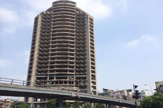 Dự án dừng thi công nằm giữa ngã tư Thái Hà – Chùa Bộc...