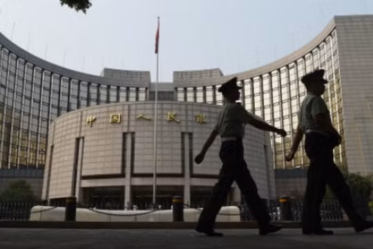 Ngân hàng Nhân dân Trung Quốc cắt giảm lãi suất lần thứ 6 với hi vọng hỗ trợ nền kinh tế đang suy giảm - Ảnh: AFP