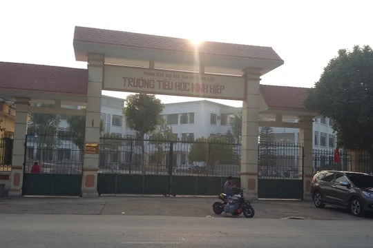 Chiều 22-12, học sinh ở trường tiểu học, THCS Ninh Hiệp vẫn chưa đến trường - Ảnh: Quang Thế