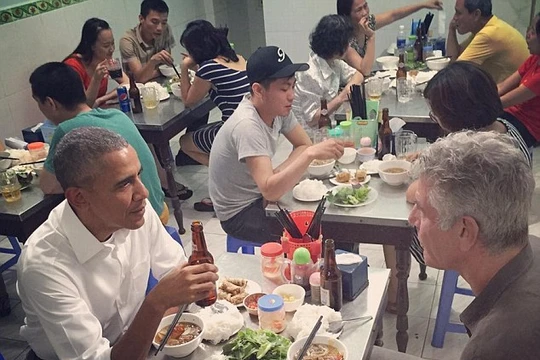 Tổng thống Mỹ Obama thưởng thức món bún chả dân dã của Việt Nam