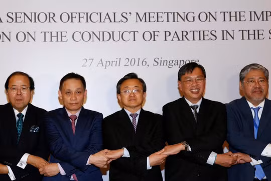 Các nhà lãnh đạo ngoại giao ASEAN và thứ trưởng Ngoại Giao Trung Quốc Lưu Chấn Dân (giữa) tại hội nghị về việc thực thi Tuyên bố ứng xử tại Biển Đông (DOC) tại Singapore, ngày 27/4/2016.