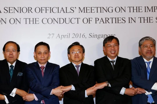 Các nhà lãnh đạo ngoại giao ASEAN và thứ trưởng Ngoại Giao Trung Quốc Lưu Chấn Dân (giữa) tại hội nghị về việc thực thi Tuyên bố ứng xử tại Biển Đông (DOC) tại Singapore, ngày 27/4/2016.