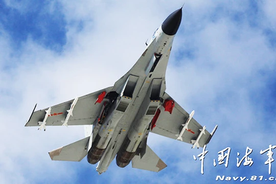 Trung Quốc điều máy bay chiến đấu mang tên lửa áp sát các đảo nhân tạo - Ảnh: South China Morning Post