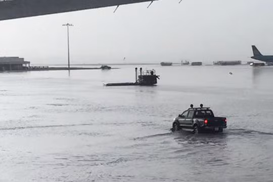 Khu vực sân đậu máy Sân bay Tân Sơn Nhất tiếp tục ngập nặng trong trận mưa chiều 11.9.