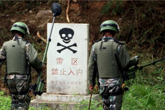 CácBinh sĩ Trung Quốc thực hiện nhiệm vụ rà phá bom mìn ở tỉnh Vân Nam