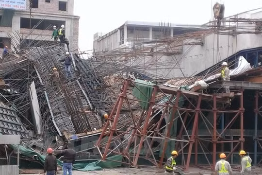 Hiện trường vụ sập giàn giáo tại công trường đường sắt đô thị Cát Linh-Hà Đông. (Ảnh: Sơn Bách-Việt Phương/Vietnam+)