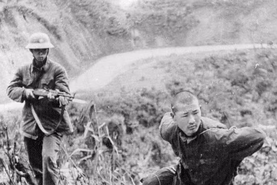 Lính Trung Quốc bị bộ đội ta bắt làm tù binh trong chiến tranh biên giới phía bắc năm 1979