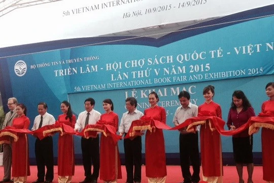 Bộ trưởng Bộ TT&TT Nguyễn Bắc Son, Thứ trưởng Bộ TT&TT Trương Minh Tuấn cùng các lãnh đạo Bộ, ngành, cơ quan báo chí cắt băng khai mạc. (Ảnh: B.M)