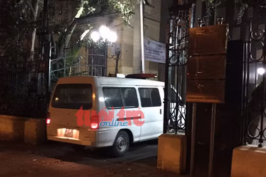 Xe khám nghiệm chạy vào Bộ Giao thông vận tải làm việc 