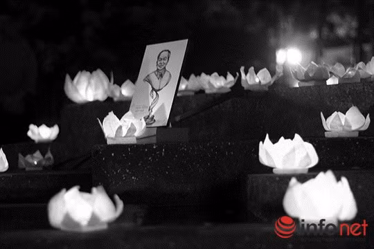 Người dân thả hoa đăng tri ân Đại tướng Võ Nguyên Giáp