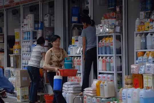 Hóa chất cà phê đậm đặc được bày bán tại chợ Kim Biên (Q.5, TP.HCM) - Ảnh: Diệp Đức Minh 