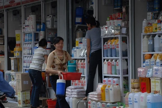 Hóa chất cà phê đậm đặc được bày bán tại chợ Kim Biên (Q.5, TP.HCM) - Ảnh: Diệp Đức Minh 