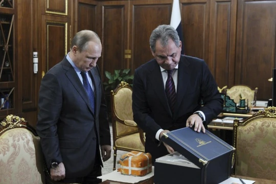 Bộ trưởng Quốc phòng Nga Sergey Shoigu mang chiếc hộp đen của máy bay Su-24 trình lên Tổng thống Vladimir Putin - Ảnh: Reuters