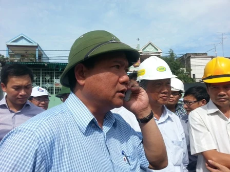 Bộ trưởng Thăng trong một dịp đi kiểm tra công trình