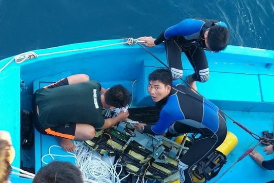 Đến 17g15 ngày 19-4, lực lượng đặc công đã trục vớt mảnh buồng lái máy bay SU-22 còn nguyên cả dây điện và thiết bị điều khiển - Ảnh: Hoàng Văn Số