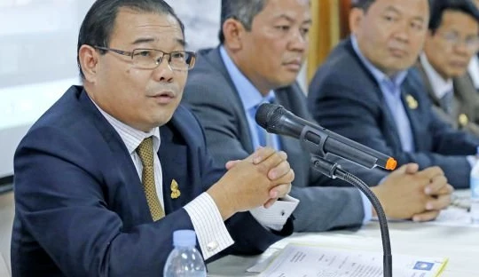 hượng nghị sĩ đối lập Hong Sok Hour (trái) - Ảnh: Phnom Penh Post