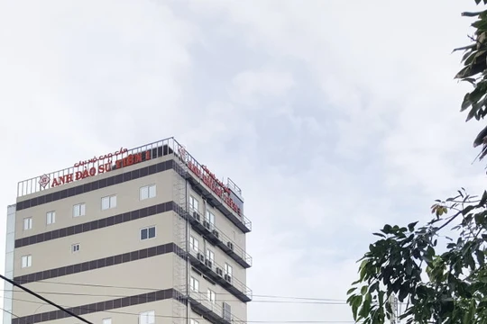 Tòa nhà căn hộ cao cấp Anh Đào Sứ Tiên xây vượt giấy phép 6 tầng vẫn đang tồn tại, chưa bị xử lý - Ảnh: K.NAM