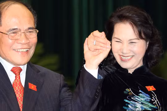 Ông Nguyễn Sinh Hùng và Phó Chủ tịch Quốc Hội Nguyễn Thị Kim Ngân