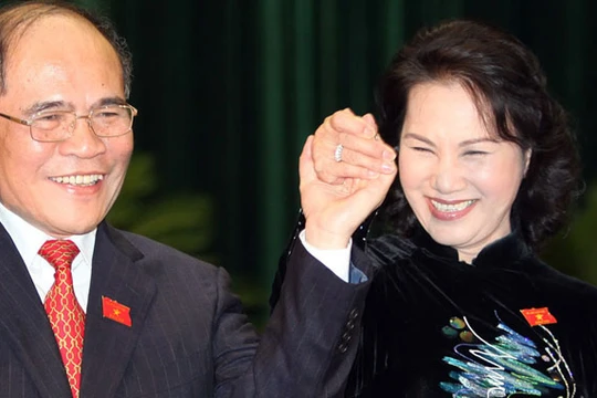 Ông Nguyễn Sinh Hùng và Phó Chủ tịch Quốc Hội Nguyễn Thị Kim Ngân