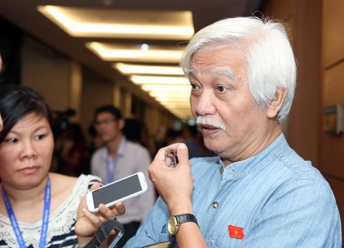 ĐBQH Dương Trung Quốc (Đồng Nai) trả lời báo chí sáng 20.11 - Ảnh: Ngọc Thắng