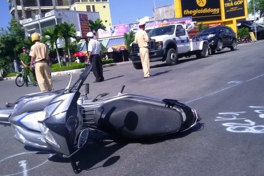 Công an điều tra hiện trường vụ tai nạn - Ảnh: Bá Dũng