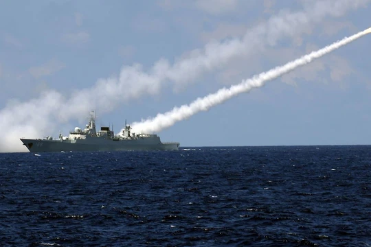 Khu trục hạm Trung Quốc phóng tên lửa trong cuộc tập trận hồi đầu tháng 7 vừa qua ở Biển Đông