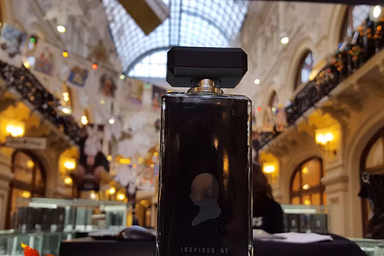 Chai nước hoa với chân dung Tổng thống Putin và dòng chữ: Lấy cảm hứng từ Vladimir Putin