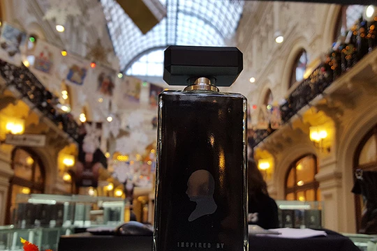 Chai nước hoa với chân dung Tổng thống Putin và dòng chữ: Lấy cảm hứng từ Vladimir Putin