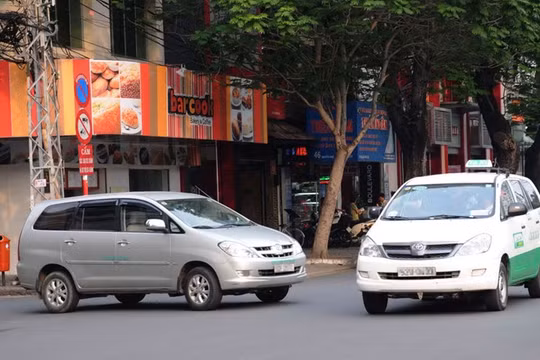 Taxi truyền thống đang gặp phải sự cạnh tranh gay gắt từ các mô hình kinh doanh vận tải mới - Ảnh: Diệp Đức Minh