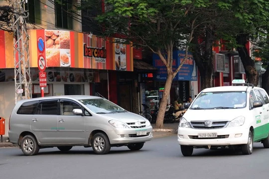 Taxi truyền thống đang gặp phải sự cạnh tranh gay gắt từ các mô hình kinh doanh vận tải mới - Ảnh: Diệp Đức Minh