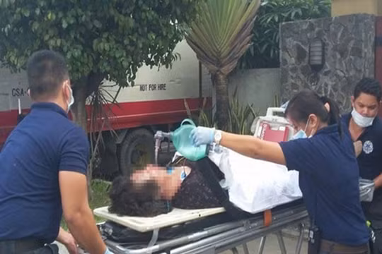 Một nạn nhân là viên chức lãnh sự quán Trung Quốc ở Cebu được đưa đi cấp cứu sau vụ xả súng - Ảnh: Philstar