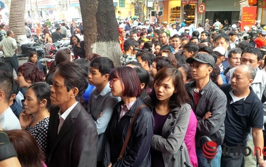 Rồng rắn xếp hàngmua vàng tại phố vàng Trần Nhân Tông sáng 28/2