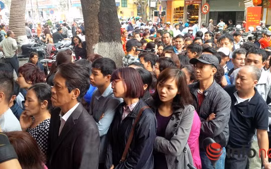 Rồng rắn xếp hàngmua vàng tại phố vàng Trần Nhân Tông sáng 28/2