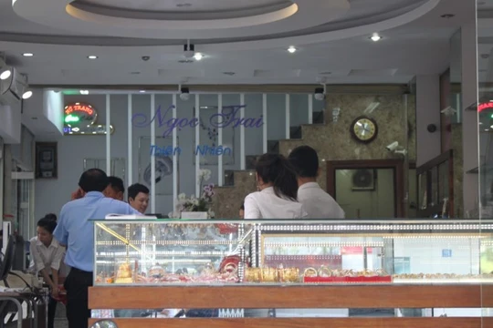 Ngày 3.12, mọi hoạt động giao dịch tại tiệm vàng N.P. vẫn diễn ra bình thường.