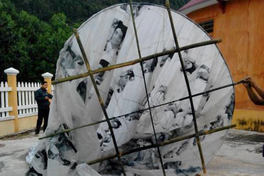 Miệng quả cầu bay rớt xuống nhà dân ở xã Zà Hung - Ảnh: C.T.V