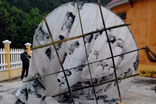 Miệng quả cầu bay rớt xuống nhà dân ở xã Zà Hung - Ảnh: C.T.V