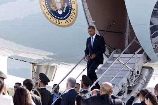 Tổng thống Mỹ Barack Obama bước xuống từ chuyên cơ Air Force One tại sân bay thành phố Hàng Châu, Trung Quốc, nơi tổ chức thượng đỉnh G20, ngày 3.9