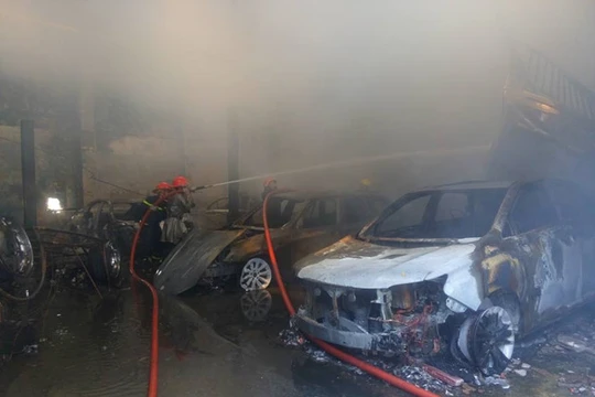 Xe siêu sang bị hỏa hoạn thiêu cháy