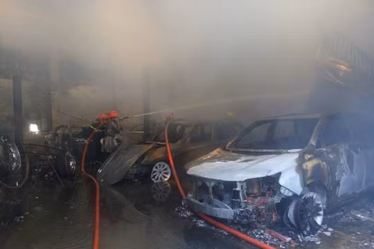 Xe siêu sang bị hỏa hoạn thiêu cháy