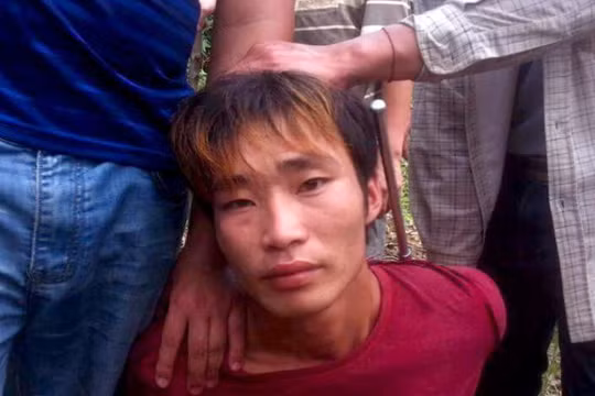 Nghi can Đặng Văn Hùng khi bị bắt sáng 15-8