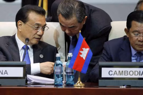 Thủ tướng Trung Quốc Lý Khắc Cường đang trao đổi với Ngoại trưởng Vương Nghị tại Mông Cổ