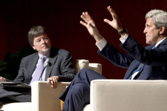 Ngoại trưởng Mỹ John Kerry trao đổi với đạo diễn phim tài liệu Ken Burns (trái) về những trải nghiệm liên quan tới Chiến tranh Việt Nam hôm 27/4.