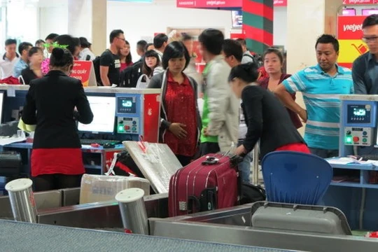 Hành khách làm thủ tục - Ảnh minh họa