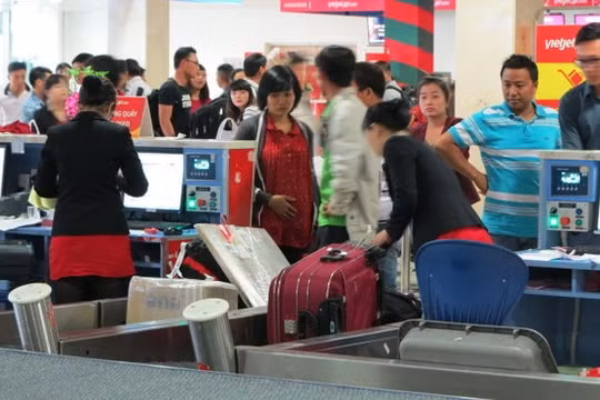Hành khách làm thủ tục - Ảnh minh họa