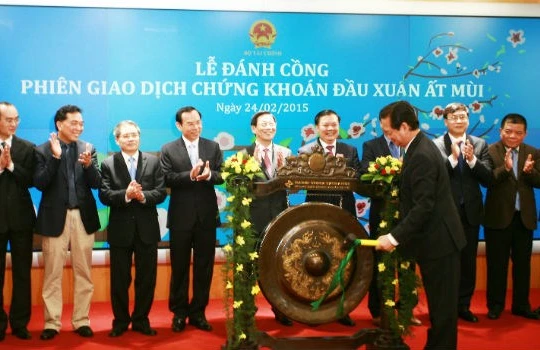 Thủ tướng Nguyễn Tấn Dũng đánh tiếng cồng khai trương phiên giao dịch đầu Xuân tại HNX.