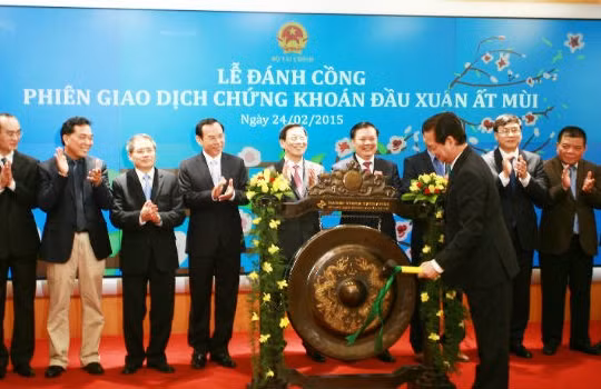 Thủ tướng Nguyễn Tấn Dũng đánh tiếng cồng khai trương phiên giao dịch đầu Xuân tại HNX.