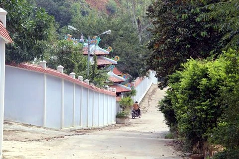 Tường rào như Vạn Lý Trường Thành trong khu biệt phủ của đại gia vàng