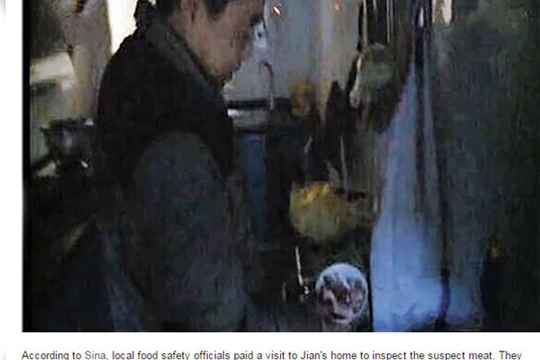 Ông Jian bên số thịt phát sáng - Ảnh chụp màn hình Shanghaiist