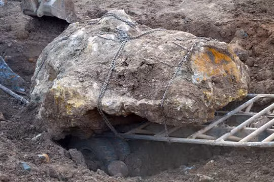 Tảng đá đang được PC46 Công an tỉnh Đắk Nông tạm giữ được cho là có giá hàng chục tỉ đồng